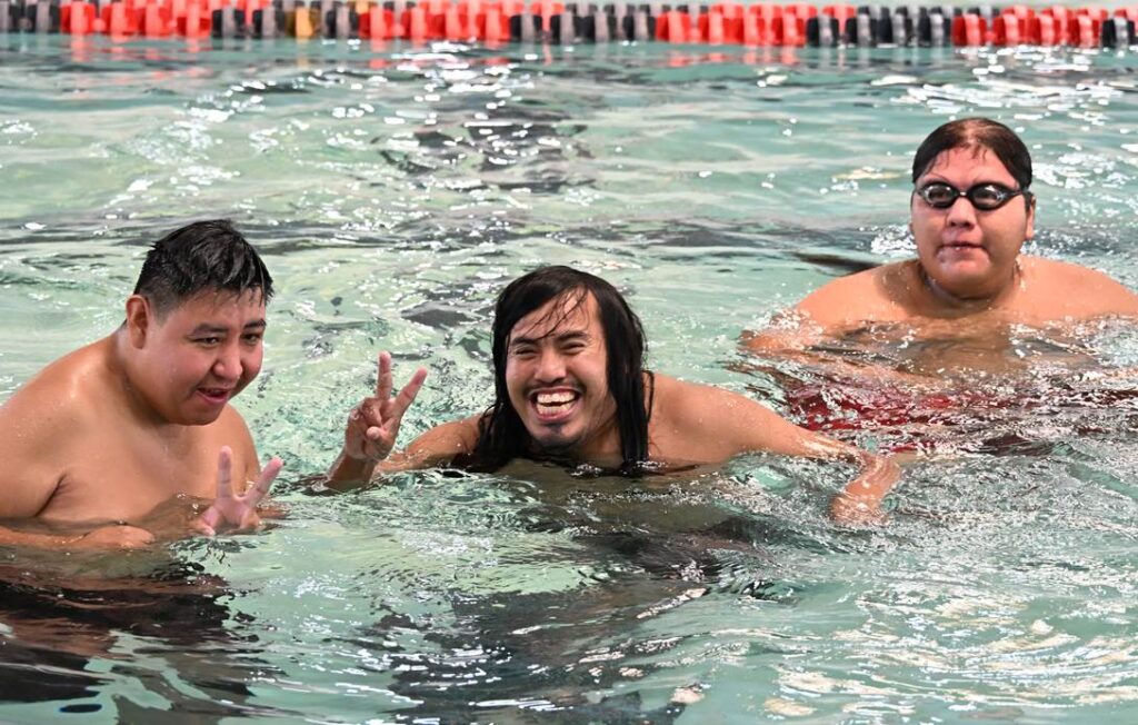 Albuquerque lanza horario de natación gratuita e inclusiva en la alberca Highland