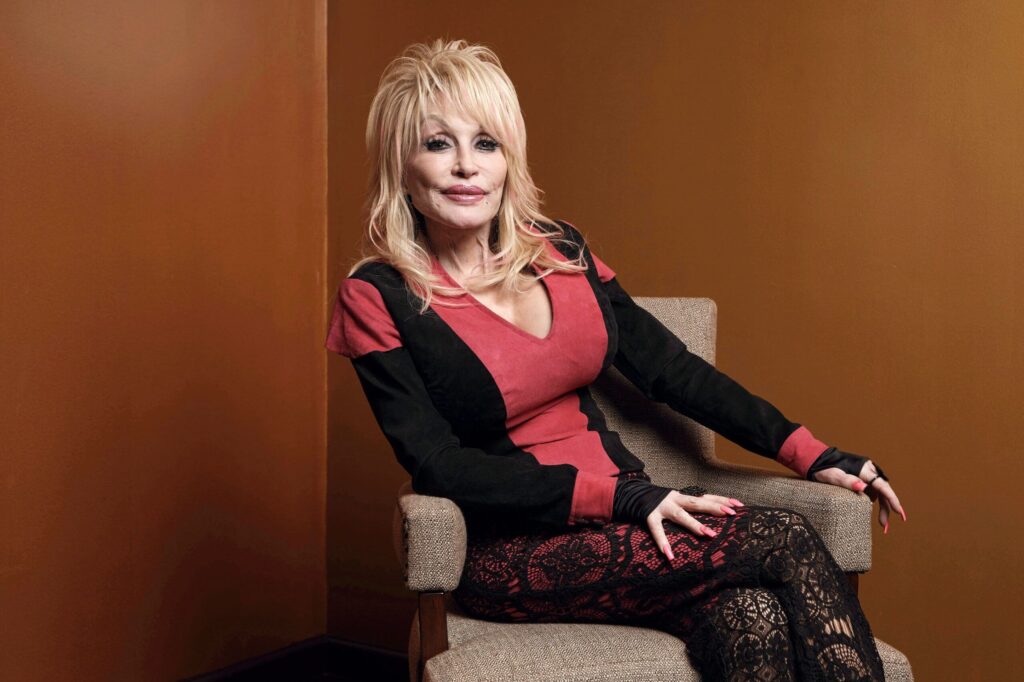 Quién fue Dolly Parton, reina de la música country y heroína humanitaria