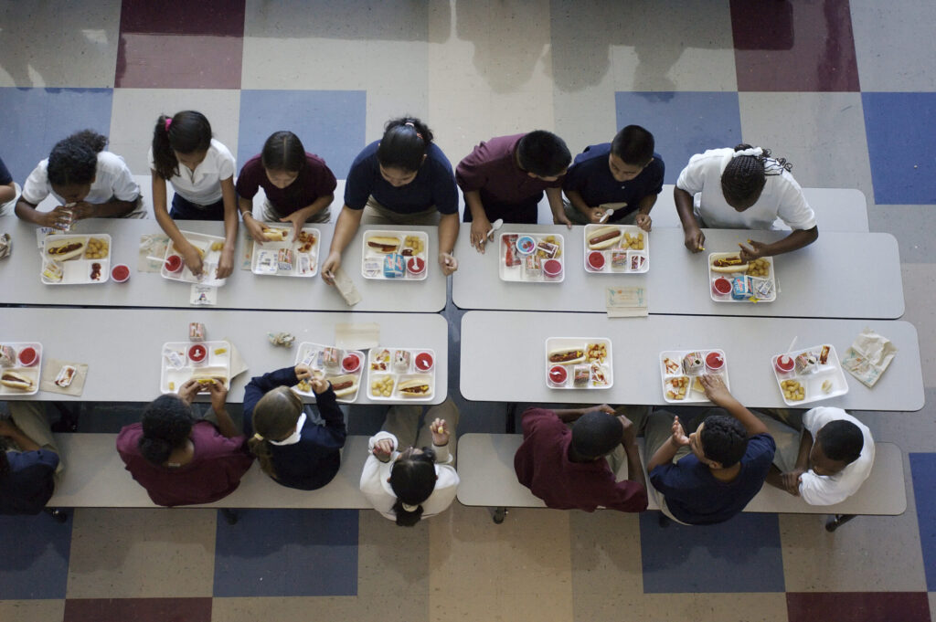 Estudiantes de Santa Cruz tendrán desayuno y comida gratis durante el próximo ciclo escolar