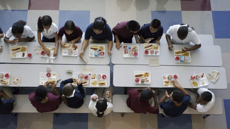 Estudiantes de Santa Cruz tendrán desayuno y comida gratis durante el próximo ciclo escolar