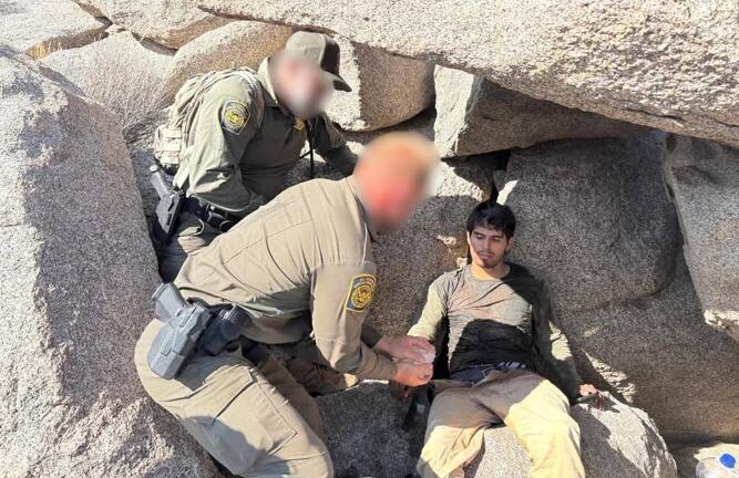 Rescatan a migrante mexicano perdido durante dos días en las montañas de Jacumba