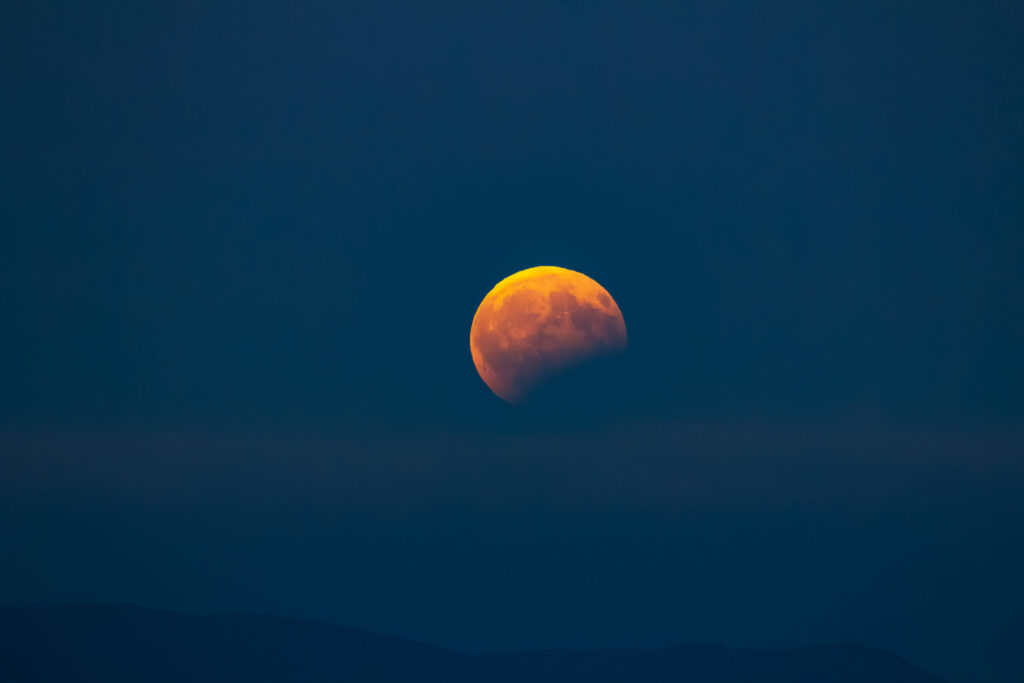 La Luna casi desaparecerá este jueves: así podrá verse el eclipse desde Colorado
