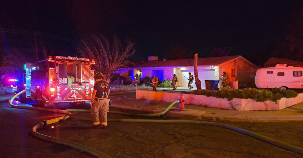 Controlan fuerte incendio en casa de Las Cruces: bomberos rescatan a dos gatos