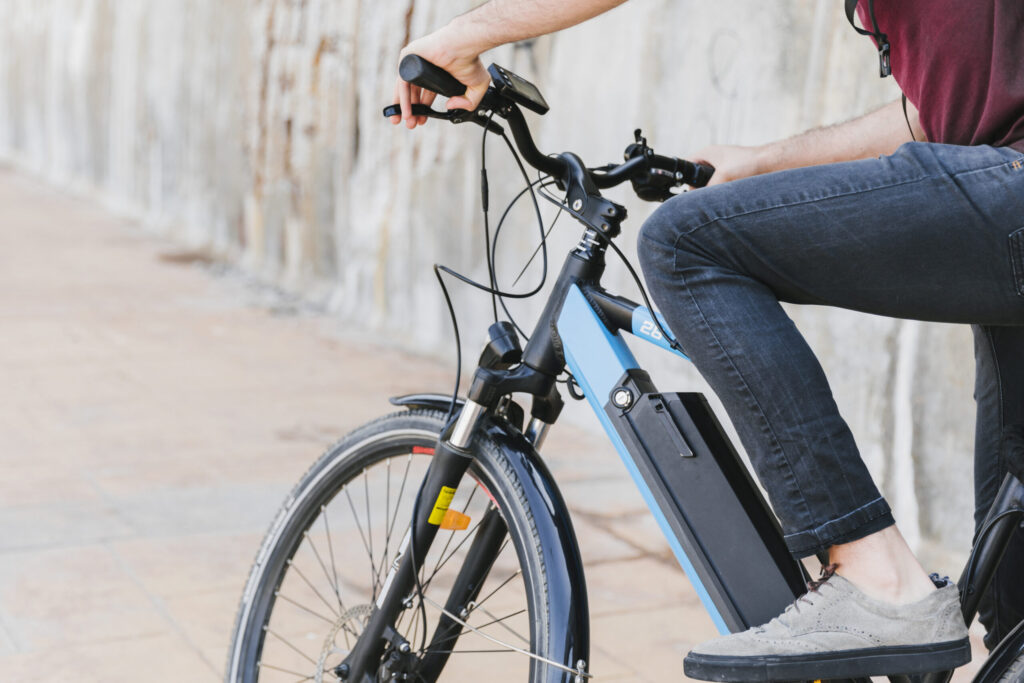 Patrulla Estatal de Colorado advierte sobre los peligros de las distracciones al usar bicicletas eléctricas