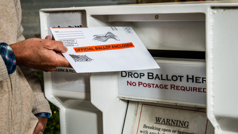 Colorado se suma a demanda contra nuevas reglas del Servicio Postal sobre boletas por correo
