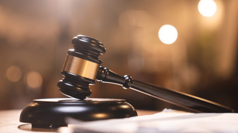 Jueza se retira del caso contra entrenador acusado de abuso sexual