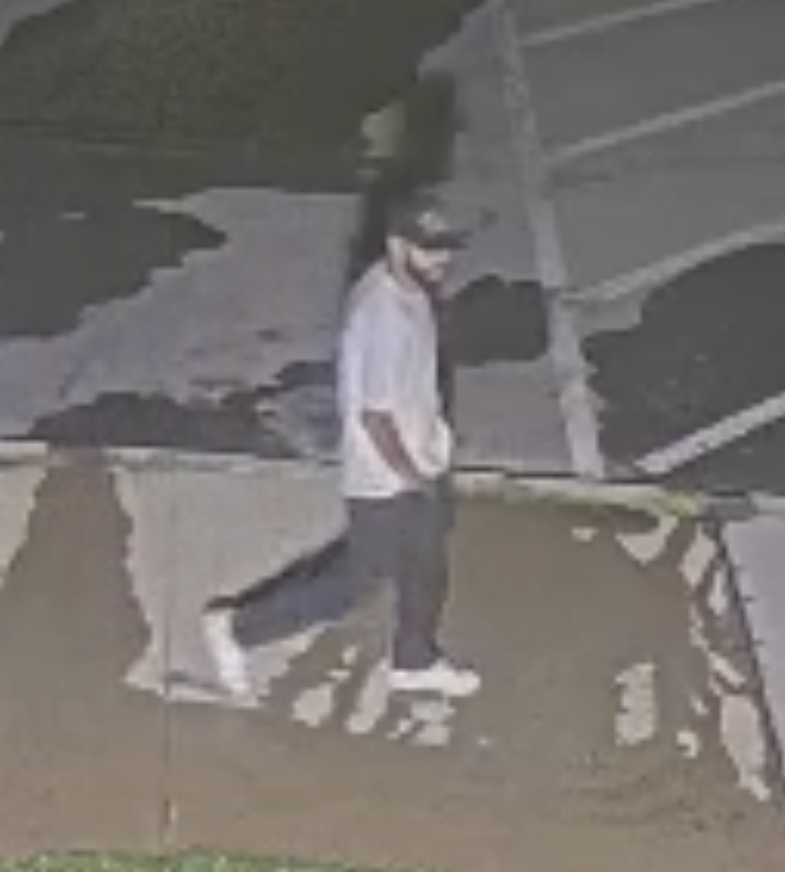 Sospechoso de robo es buscado en Carson City tras ingresar a un centro acuático