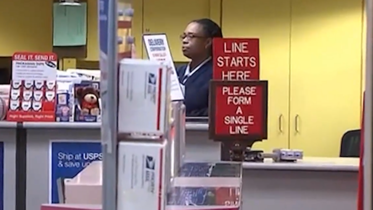 USPS anuncia aumento temporal en tarifas de paquetes para temporada navideña
