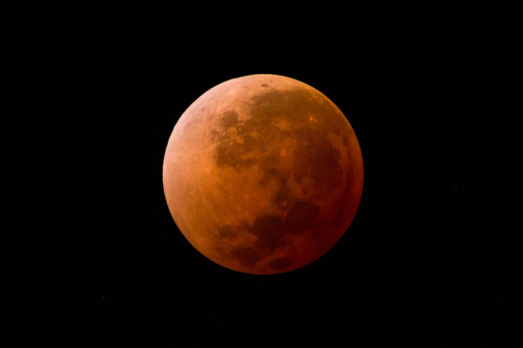 Eclipse lunar iluminará el cielo de Kansas esta noche: a qué hora verlo