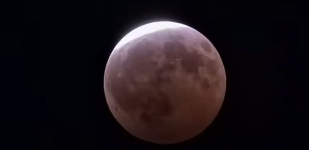Eclipse lunar parcial sorprendió al sur de Texas con un espectáculo de tonos rojizos
