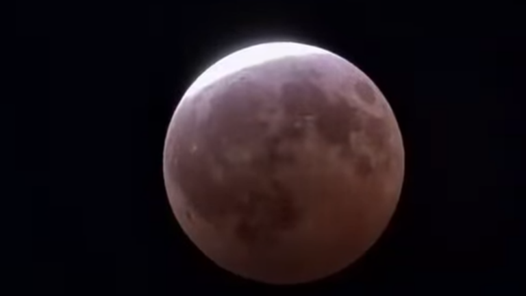 Eclipse lunar parcial sorprendió al sur de Texas con un espectáculo de tonos rojizos
