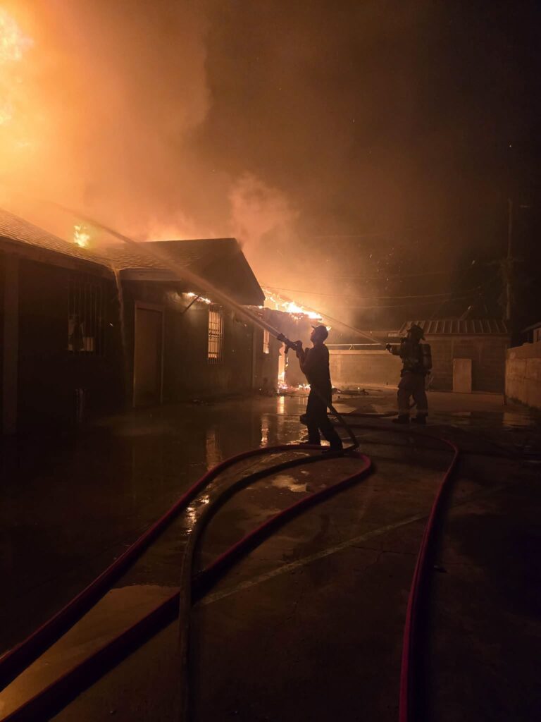 Incendio en apartamento moviliza a bomberos durante las primeras horas de la mañana