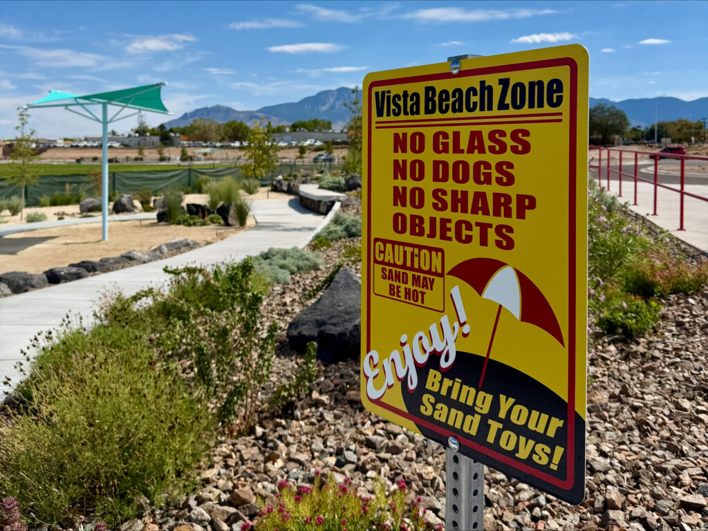 Inauguran “Vista Beach”, un espacio de juego con arena de playa en el desierto de Albuquerque