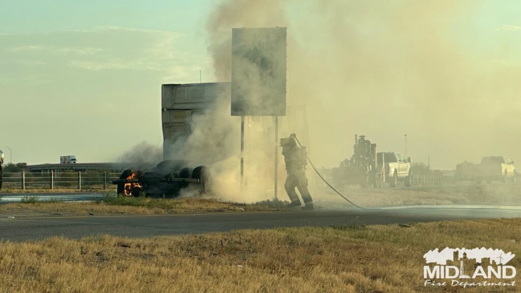 Bomberos de Midland sofocan incendio de camión en la Interestatal 20; no reportan heridos