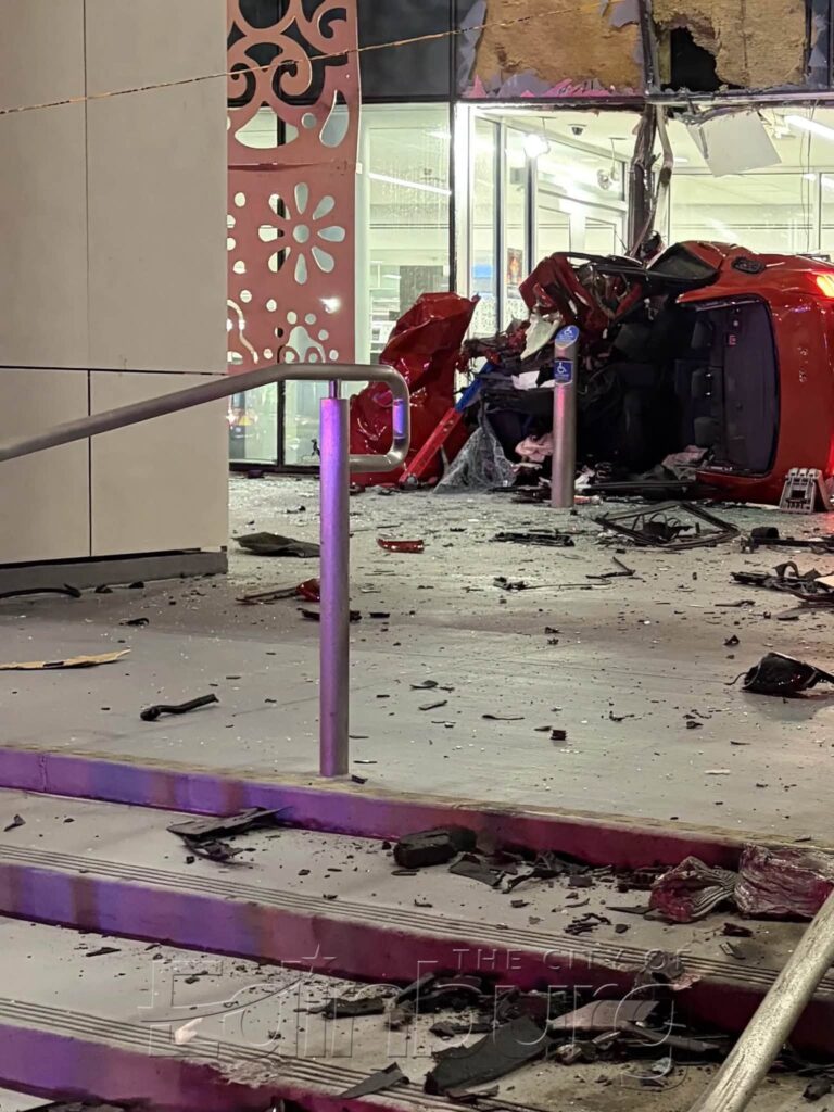 Conductor en estado crítico tras impactar su BMW contra la Corte del Condado de Hidalgo