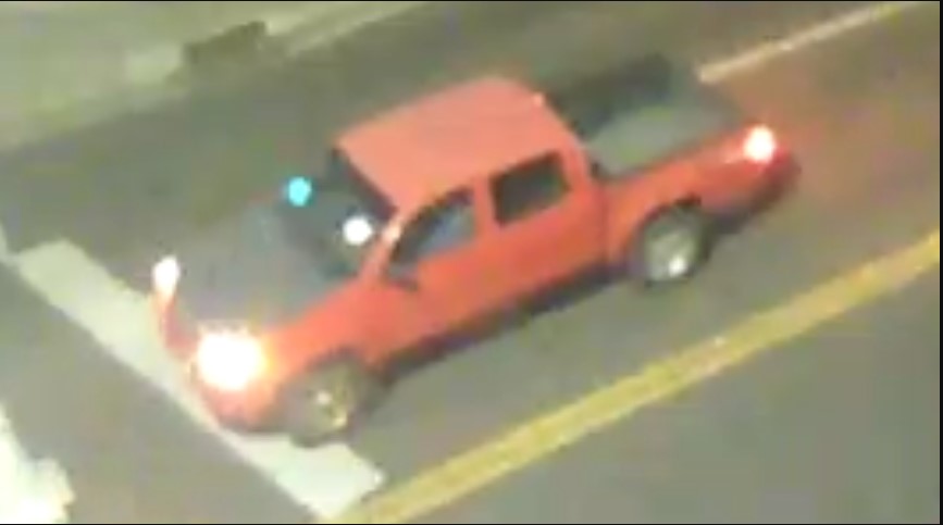 Camioneta atropella a hombre en cruce peatonal, lo arrastra y huye en Lakewood