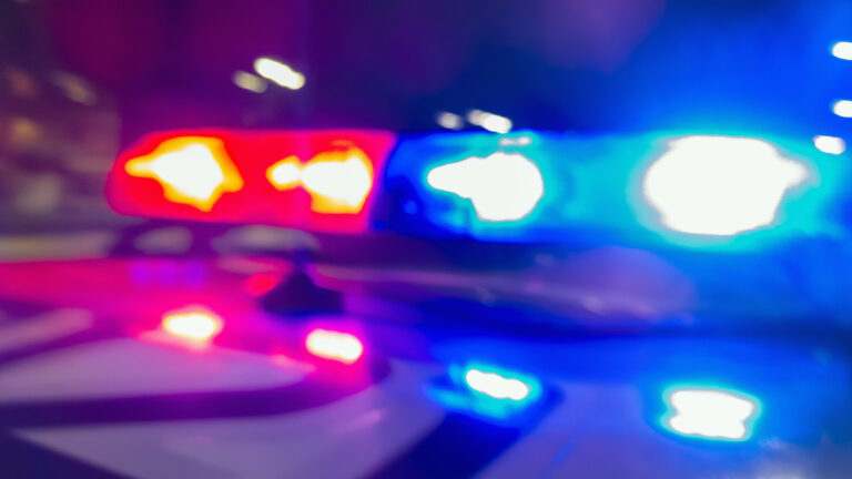 Arvada: hombre armado con cuchillos se atrinchera durante horas en apartamento; SWAT logra arrestarlo