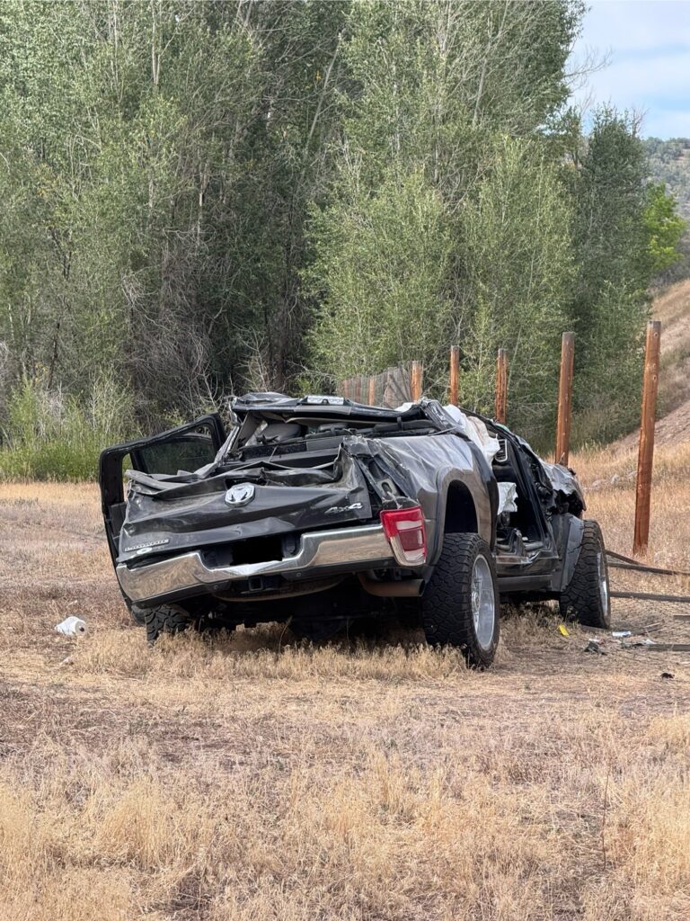 Camioneta choca contra barrera y vuelca varias veces en Highway 550; dos hombres quedan gravemente heridos