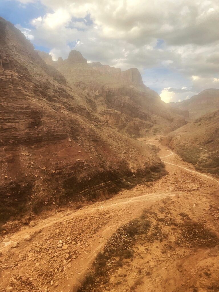 Inundación repentina en el Gran Cañón deja un desaparecido y causa graves daños en senderos