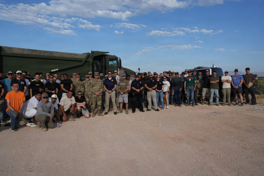 Soldados de Fort Bliss y agentes alguacil del condado retiran cerca de 2,000 llantas abandonadas en Red Sands