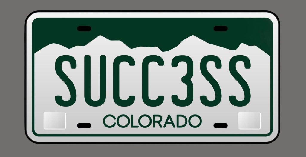 Policía de Denver multa a 251 conductores por placas vencidas durante operativo de una semana