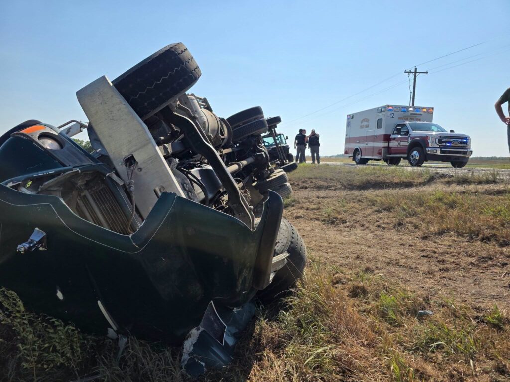 Camión de cemento vuelca en Newton, derrama parte de su carga y deja una persona hospitalizada