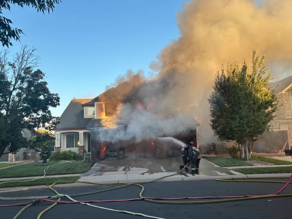 GALERÍA: Bomberos controlan incendio de vivienda en Greeley