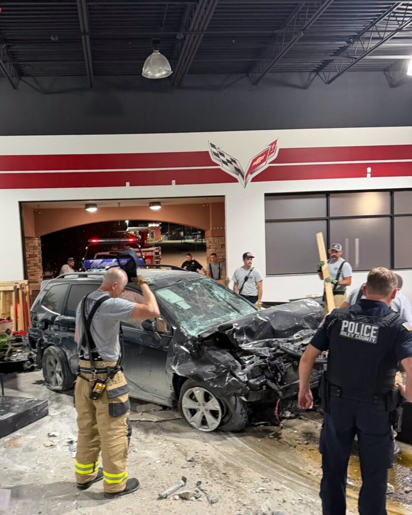 GALERÍA: Vehículo atraviesa pared de museo y daña colección de autos clásicos en Kansas