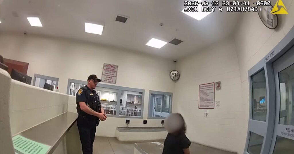 Mujer conduce hasta una cárcel de Colorado para entregarse y termina enfrentando nuevos cargos por presunto DUI