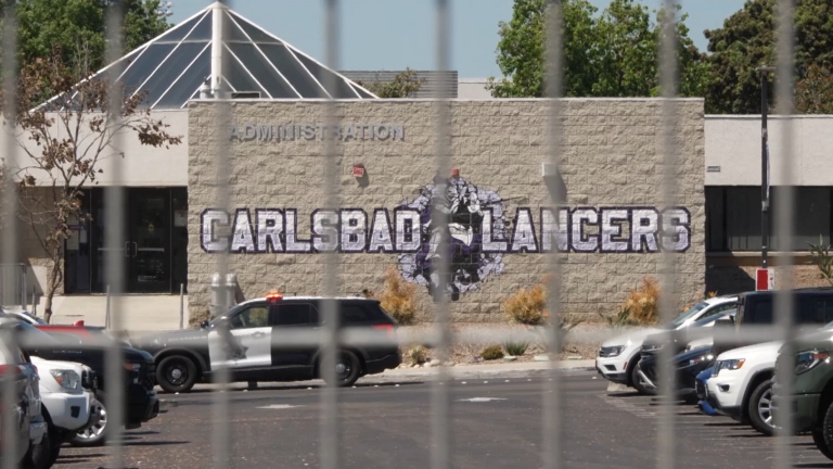 Liberan a estudiantes tras cierre preventivo en Carlsbad High School