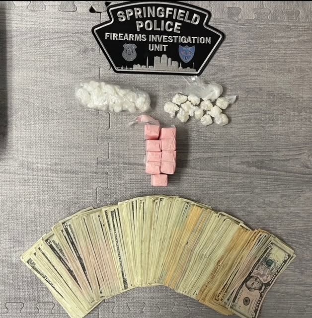 Policía de Springfield arresta a tres personas y decomisa crack y casi 500 bolsas de heroína