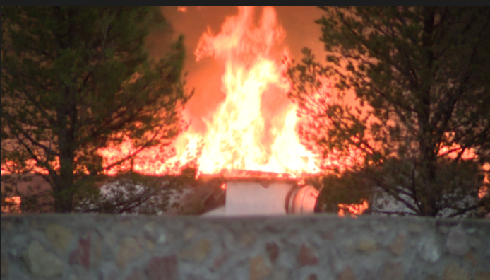 Doña Ana Fire Rescue apoya a bomberos de West Valley en incendio domiciliario en Canutillo