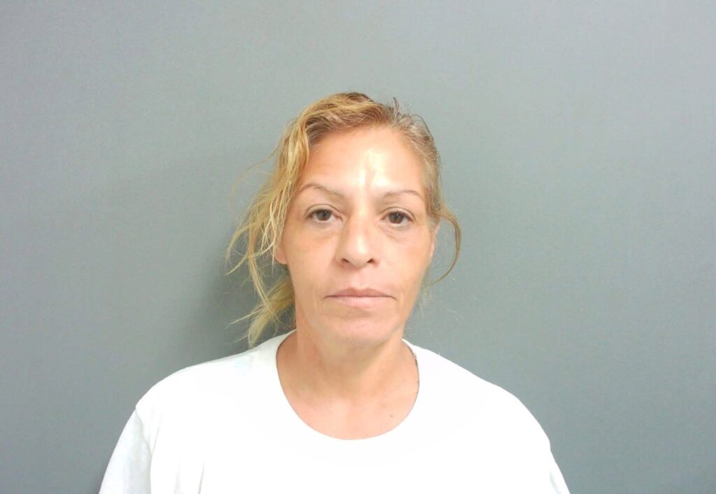 Mujer arrestada acusada de invadir propiedad privada en Mathis