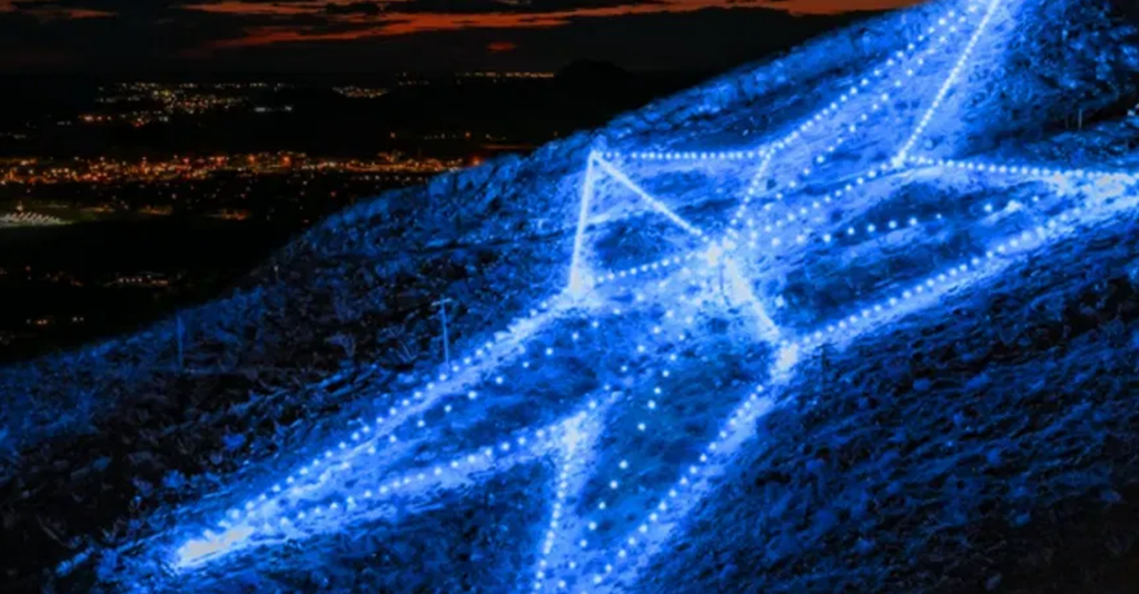 La estrella de El Paso se iluminará de azul en honor a Karol G antes de sus conciertos en el Sun Bowl