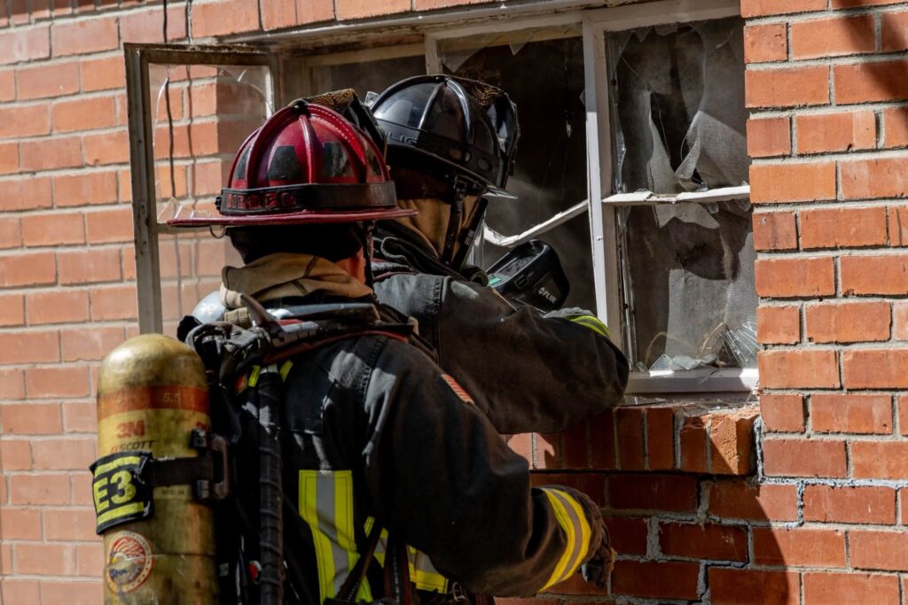 GALERÍA: Bomberos combaten incendio en vivienda con condiciones extremas de acumulación en Aurora