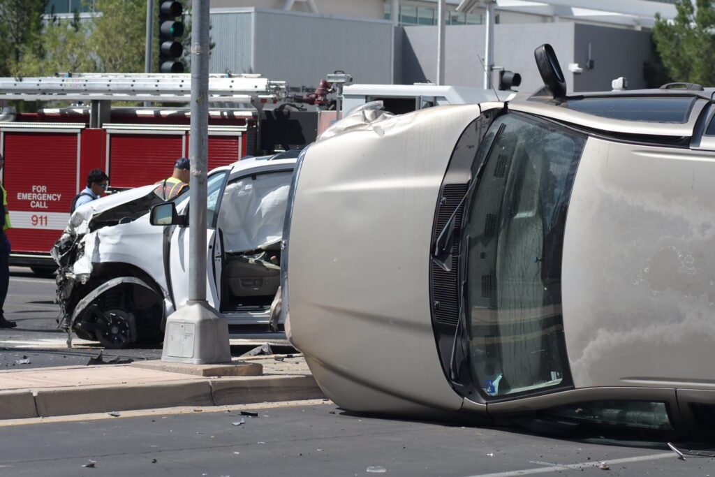Rescatan a dos personas atrapadas tras choque de vehículos en el noreste de Albuquerque