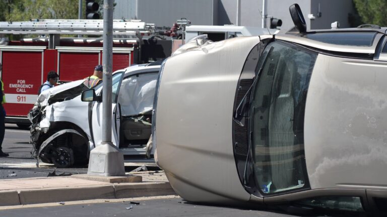 Rescatan a dos personas atrapadas tras choque de vehículos en el noreste de Albuquerque