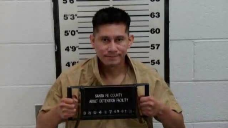 Arrestan ahombre acusado de atropellar a una mujer tras incidente de violencia doméstica en Santa Fe