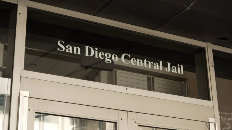 Identifican a Daniel Patrick Murphy, hombre de 50 años que murió bajo custodia en San Diego