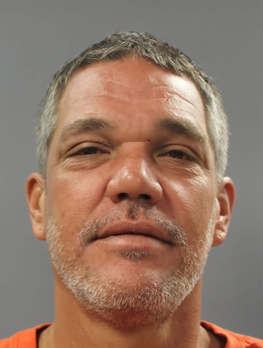 Autoridades buscan a fugitivo acusado de posesión de sustancias controladas