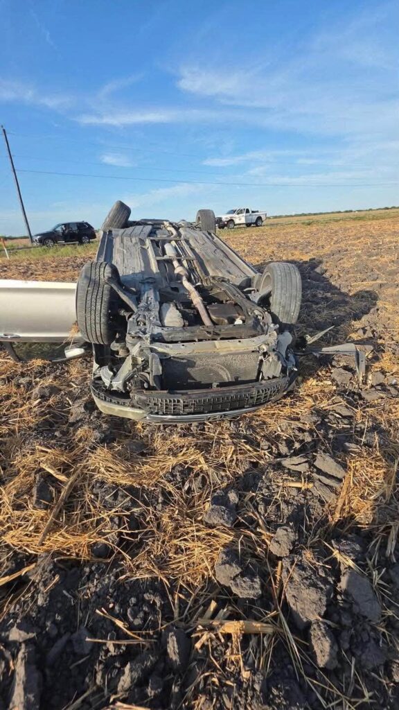 Aparatosa volcadura deja a tres personas lesionadas