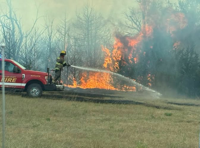 Incendio en Kansas deja a dos bomberos hospitalizados en medio de temperaturas de 107 grados