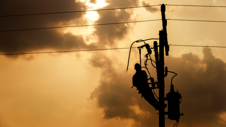 Más de 2 mil clientes quedan sin electricidad en Corralitos