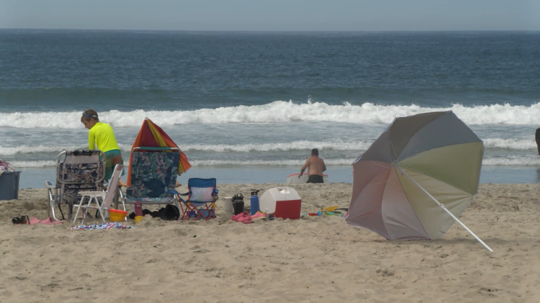 Residentes buscan refugio ante el calor extremo en San Diego