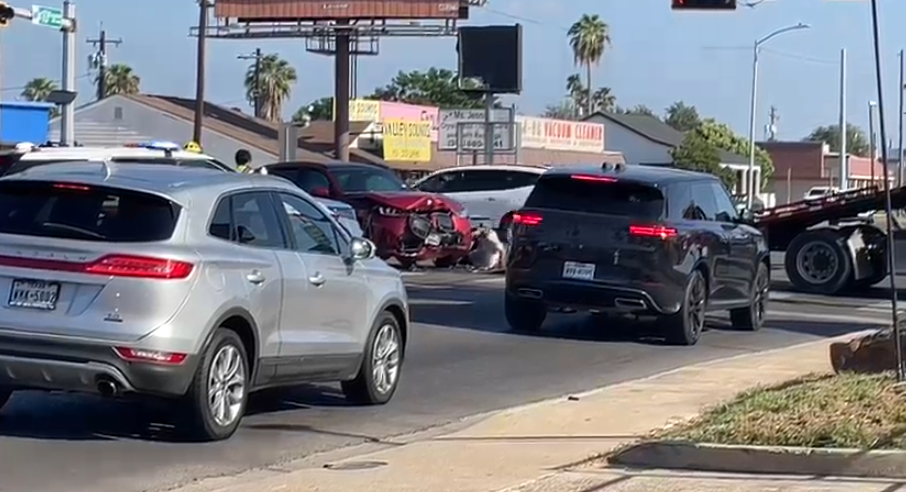 Accidente de dos vehículos deja un conductor con lesiones menores en McAllen
