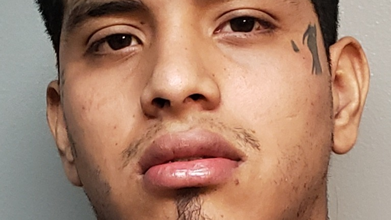 Arrestan a un hombre tras recuperar vehículo robado en Brownsville; buscan a un segundo sospechoso