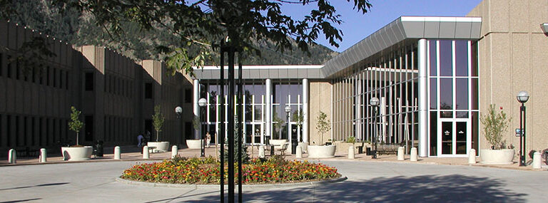 Hombre de Boulder enfrenta graves acusaciones de violencia doméstica; juez eleva fianza a $100,000