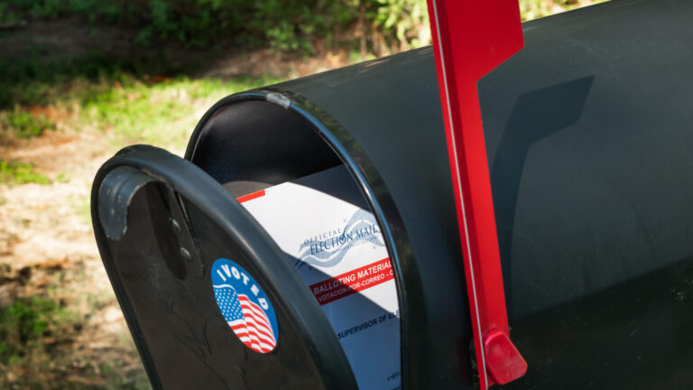 Corte Suprema rechaza plan de Trump para limitar el voto por correo en 2026
