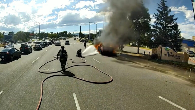 VIDEO: Bomberos de North Metro responden a incendio vehicular