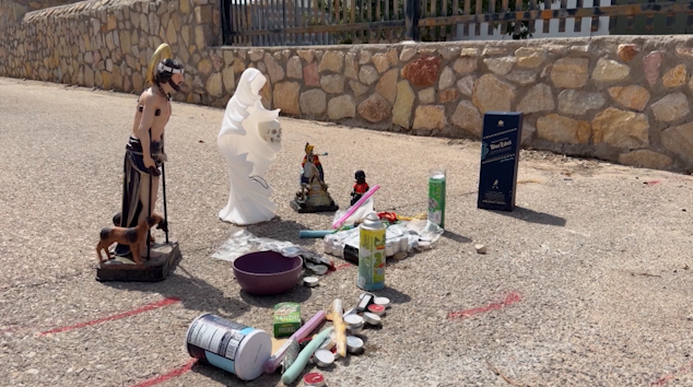 Un “altar” con extrañas figuras y objetos aparecen en zona residencial de El Paso